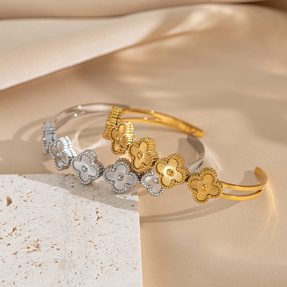 Bracciale Minimalista Elegante da Donna in Acciaio al Titanio con Finitura Galvanizzata e Design Geometrico Ovale