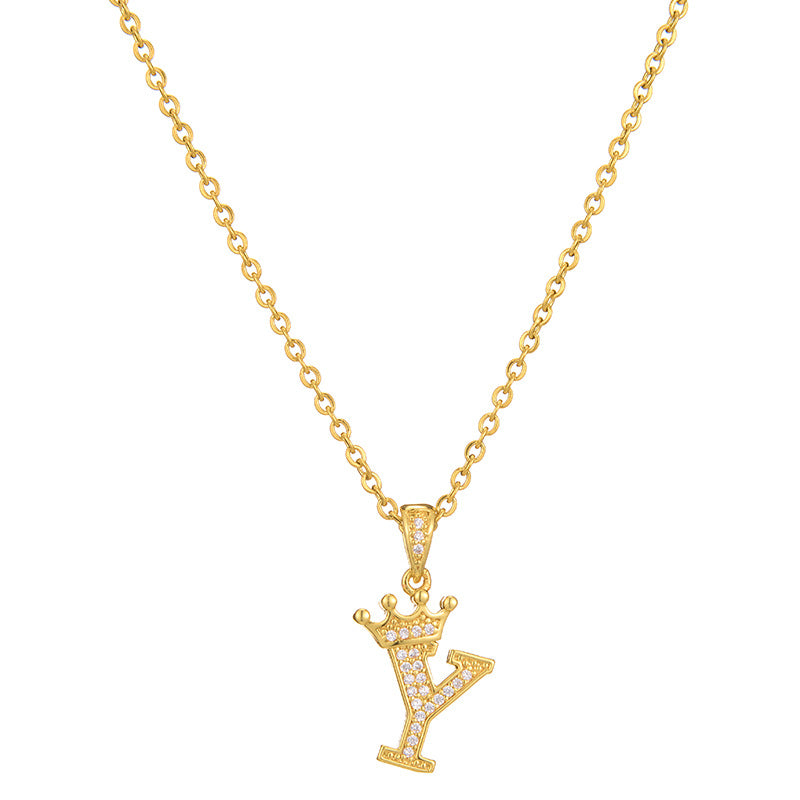 Collana da donna in acciaio inossidabile a forma di corona, minimalista, con zirconi cubici micro-pavé e charm a lettera