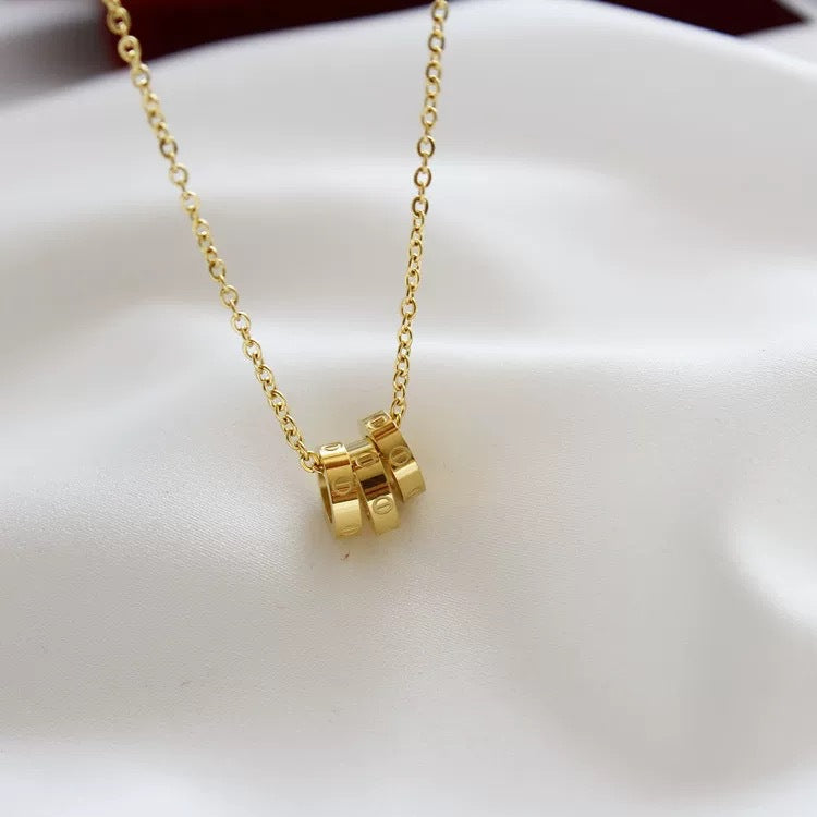 Collana Minimalista Geometrica a Tre Anelli per Clavicole in Acciaio al Titanio con Finitura Placcata da Donna