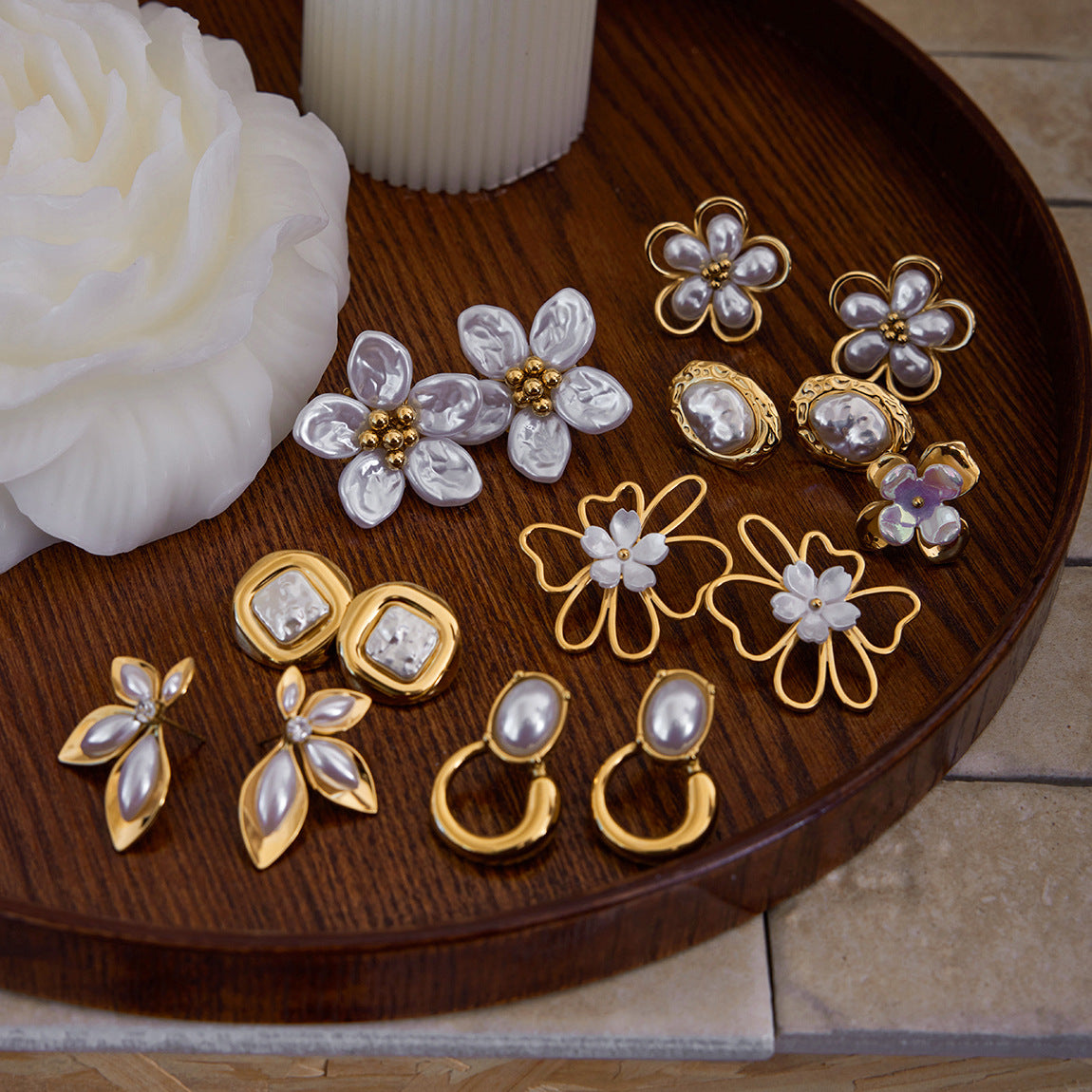 Pendientes de tuerca minimalistas geométricos de acero inoxidable con acabado chapado y adorno floral para mujer