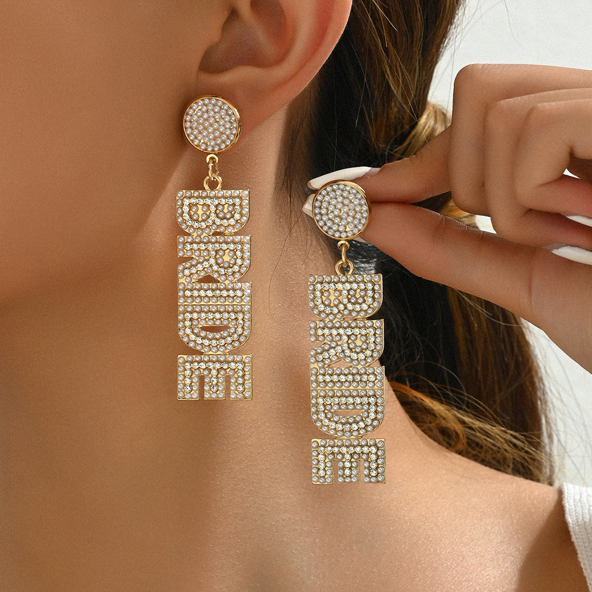 Pendientes de aleación con forma de letra minimalista, dulce y con incrustaciones de perlas para mujer