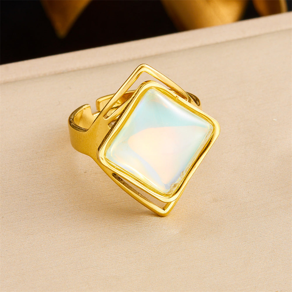 Anillo de acero inoxidable geométrico de estilo vintage con baño de oro de 18 quilates y detalle de corazón asimétrico para mujer