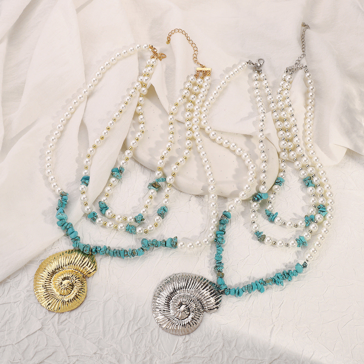 Collar Minimalista con Colgante de Concha para Mujer con Acabado Chapado en Aleación, Cadena de Clavícula Multicapa Estilo Veraniego con Acentos de Turquesa y Perlas Simuladas