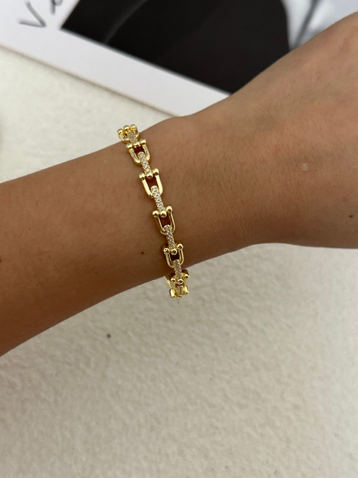 Braccialetto da donna in ottone placcato con intarsio di strass a cuore geometrico, elegante e lussuoso