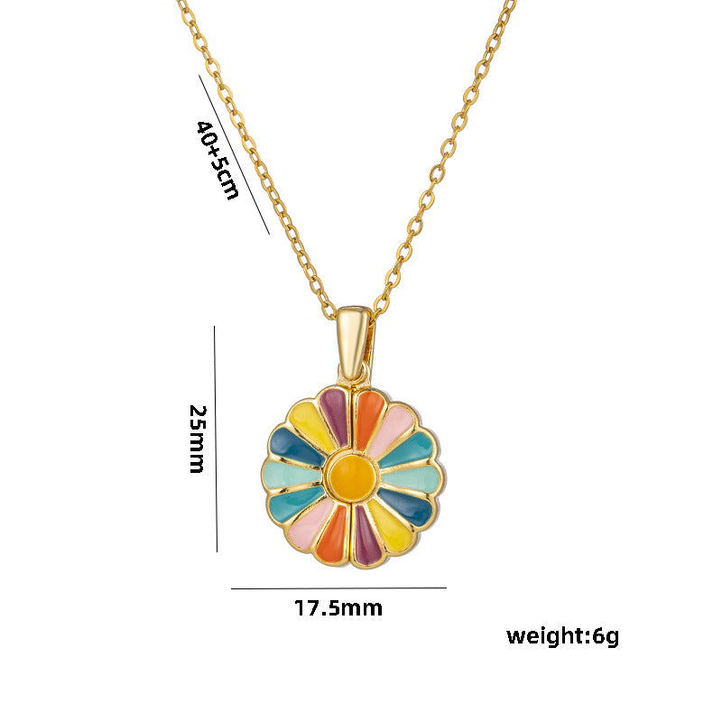 Collana con ciondolo a margherita d'ispirazione vintage in acciaio al titanio con finitura smaltata, motivo floreale su catena ondulata da donna