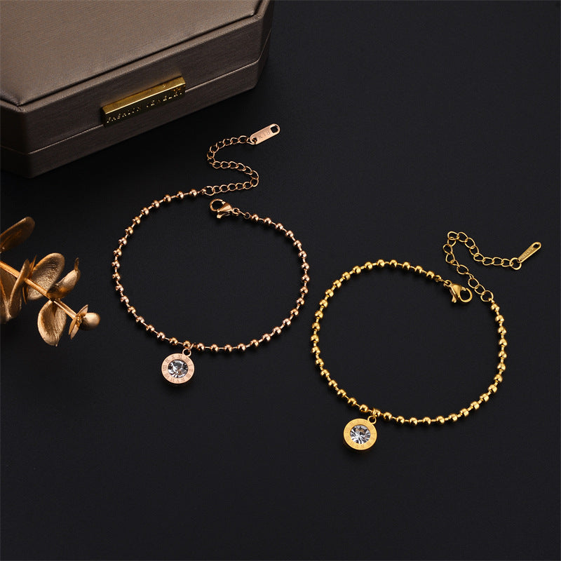 Braccialetto Minimalista Geometrico in Acciaio al Titanio da Donna con Ciondolo in Strass Numeri Romani e Finitura Lucida
