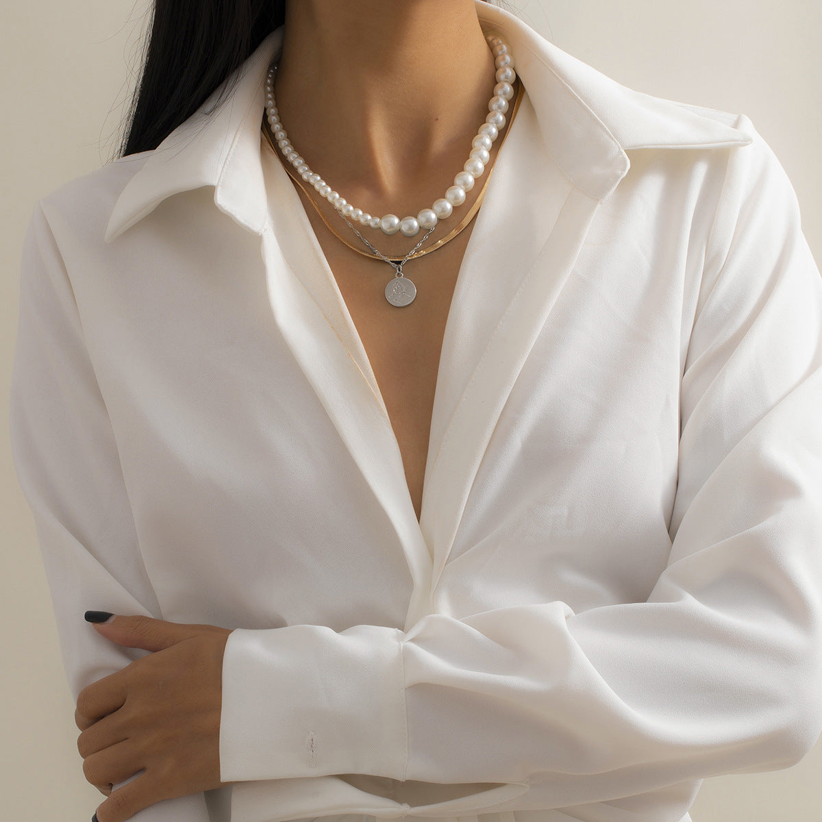 Collana con ciondolo geometrico asimmetrico da donna con struttura in lega e finitura galvanizzata