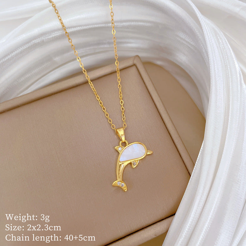 Collana con Ciondolo a Conchiglia e Delfino Minimalista da Donna con Catena in Acciaio al Titanio e Intarsio di Strass