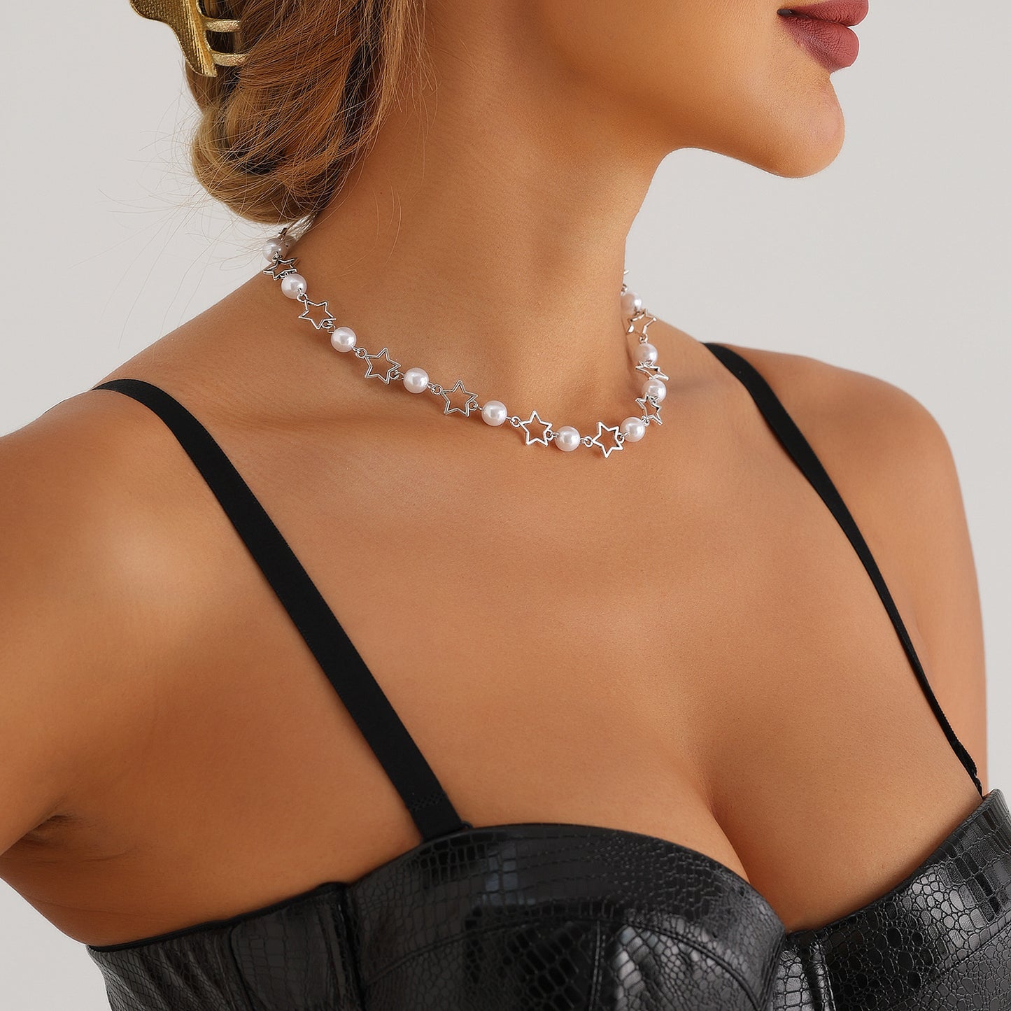 Fashionable Minimalist Hollow Five-Pointed Star Pendant Necklace for Women with Electroplated Metal Chain and Imitation Pearl Accents