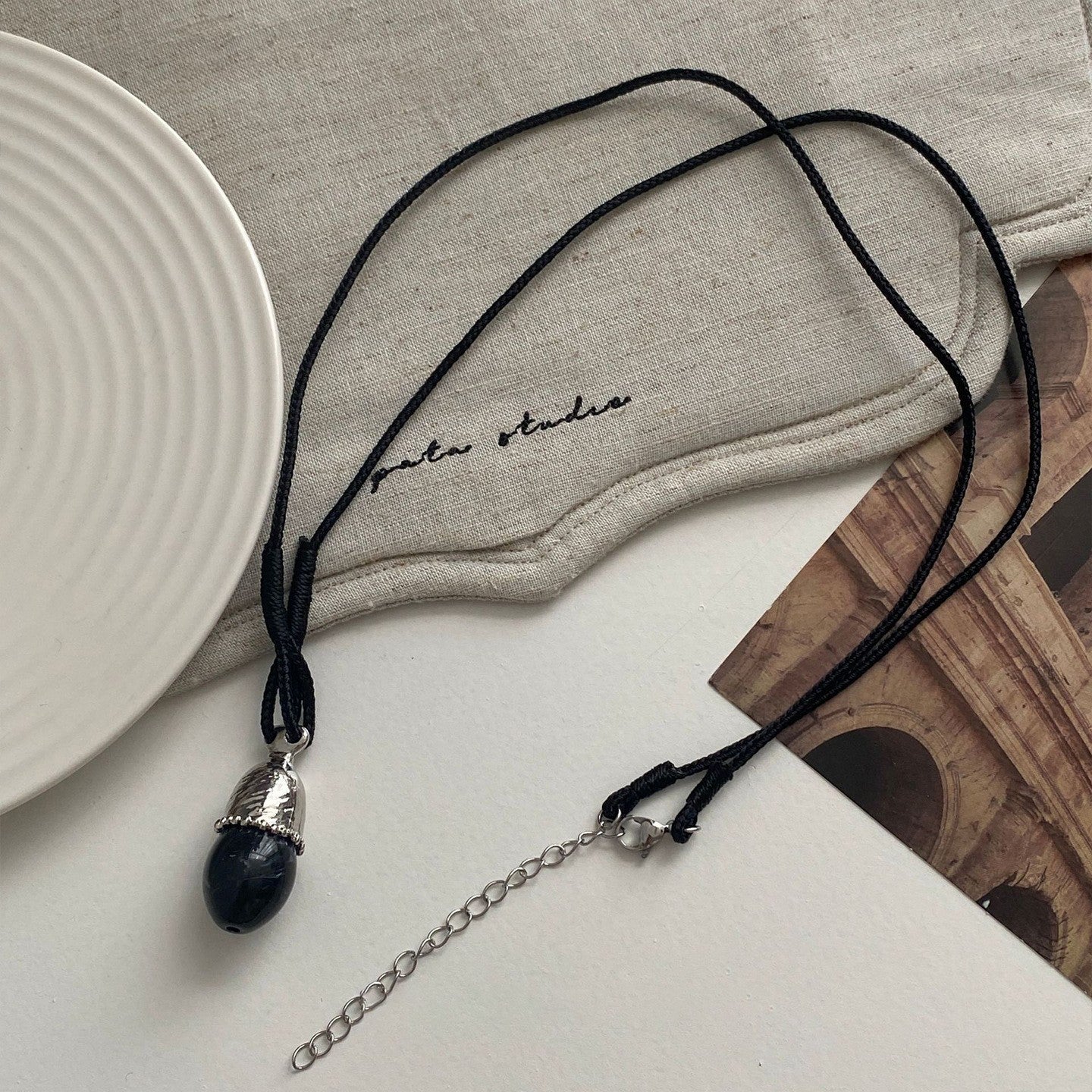 Collana con Pendente Geometrico Minimalista da Donna in Lega con Finitura Elettroplaccata — Catena Leggera per Maglione, Accessorio di Lusso Versatile