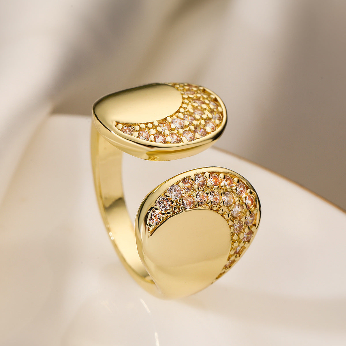 Anello Aperto Geometrico Minimalista da Donna in Rame con Placcatura in Oro 18K e Intarsio di Zirconi