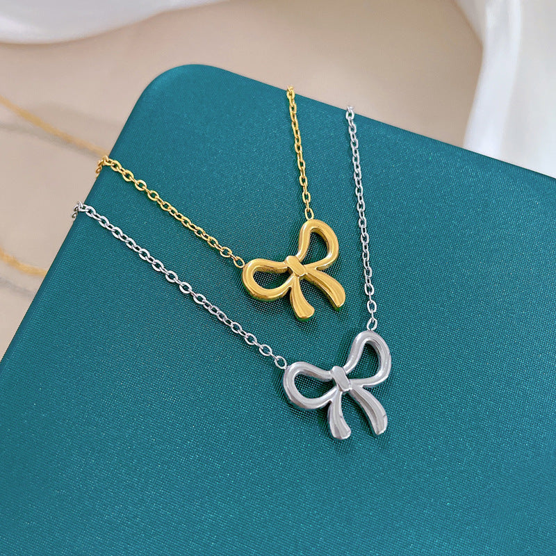 Collar Minimalista de Mariposa de Titanio con Baño de Acero y Colgante Floral
