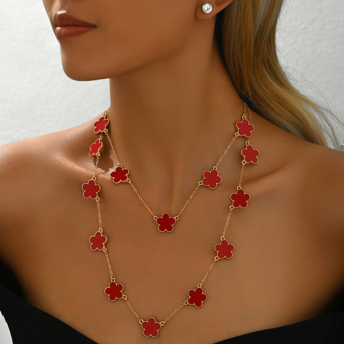 Conjunto de collar con colgante floral de flor de ciruelo geométrico con pendientes de aleación de zinc con incrustaciones chapadas en oro para mujer