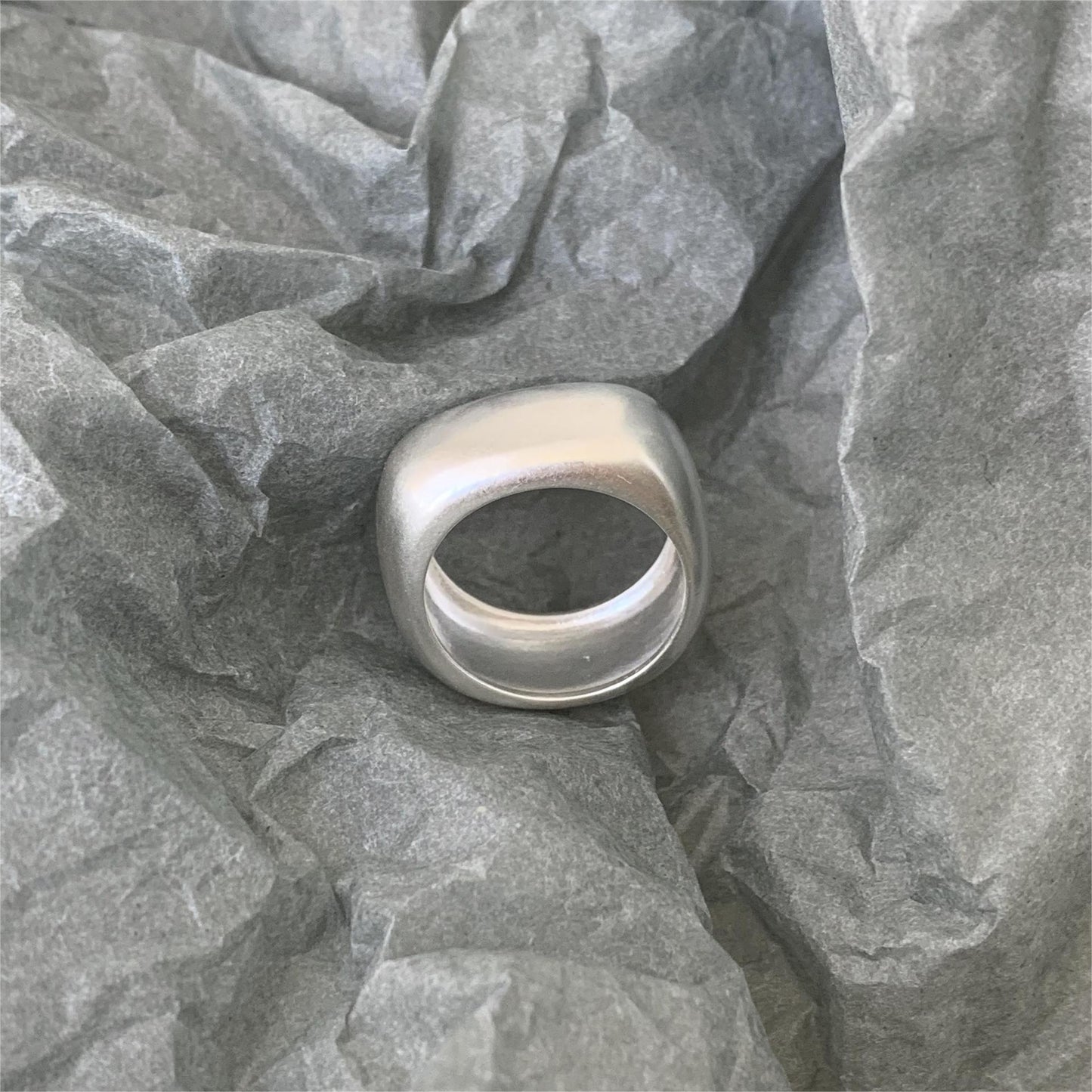 Anillo minimalista de plata mate geométrica para mujer, hecho a mano con plata de ley 925 y detalle cuadrado biselado