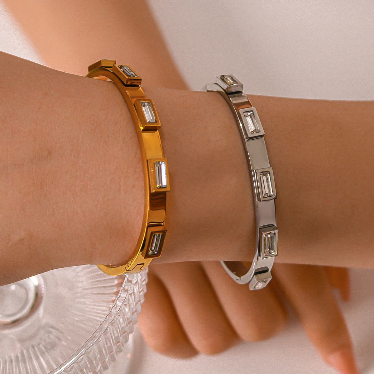 Bracciale da donna irregolare con zirconi, placcato oro 18 carati in acciaio inossidabile, stile vintage francese di lusso leggero