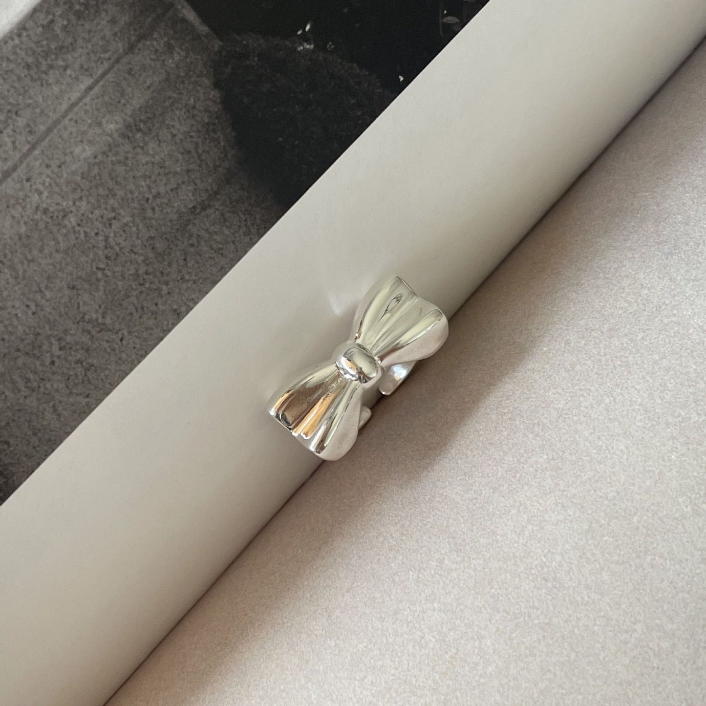 Anillo de Plata de Ley 925 Bañado en Corazones con Detalles Geométricos para Mujer