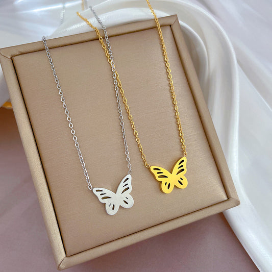 Collana con ciondolo a farfalla cava in acciaio al titanio minimalista da donna, placcata oro, con motivo floreale