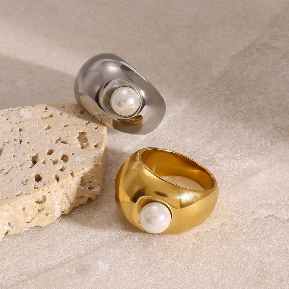 Anillo de acero inoxidable geométrico vintage con incrustaciones de perlas y acabado chapado para mujer
