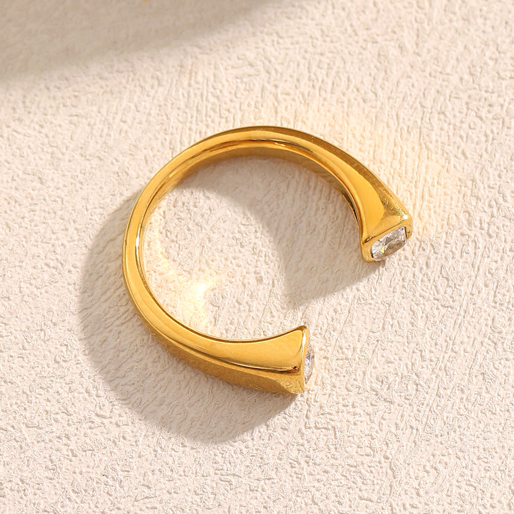 Anello geometrico minimalista in acciaio inossidabile placcato oro 18 carati con doppia testa quadrata in zirconi, design aperto da donna