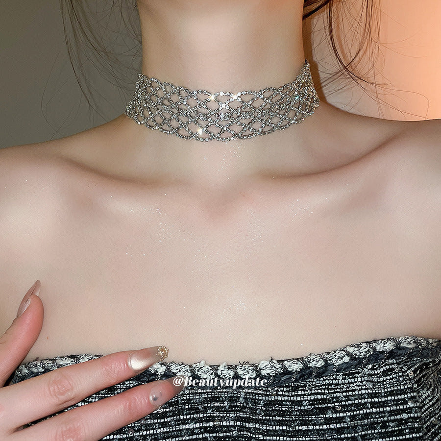 Collana Minimalista con Clavicola Svuotata Geometrica impreziosita da Strass da Donna in Ferro con Estetica di Lusso