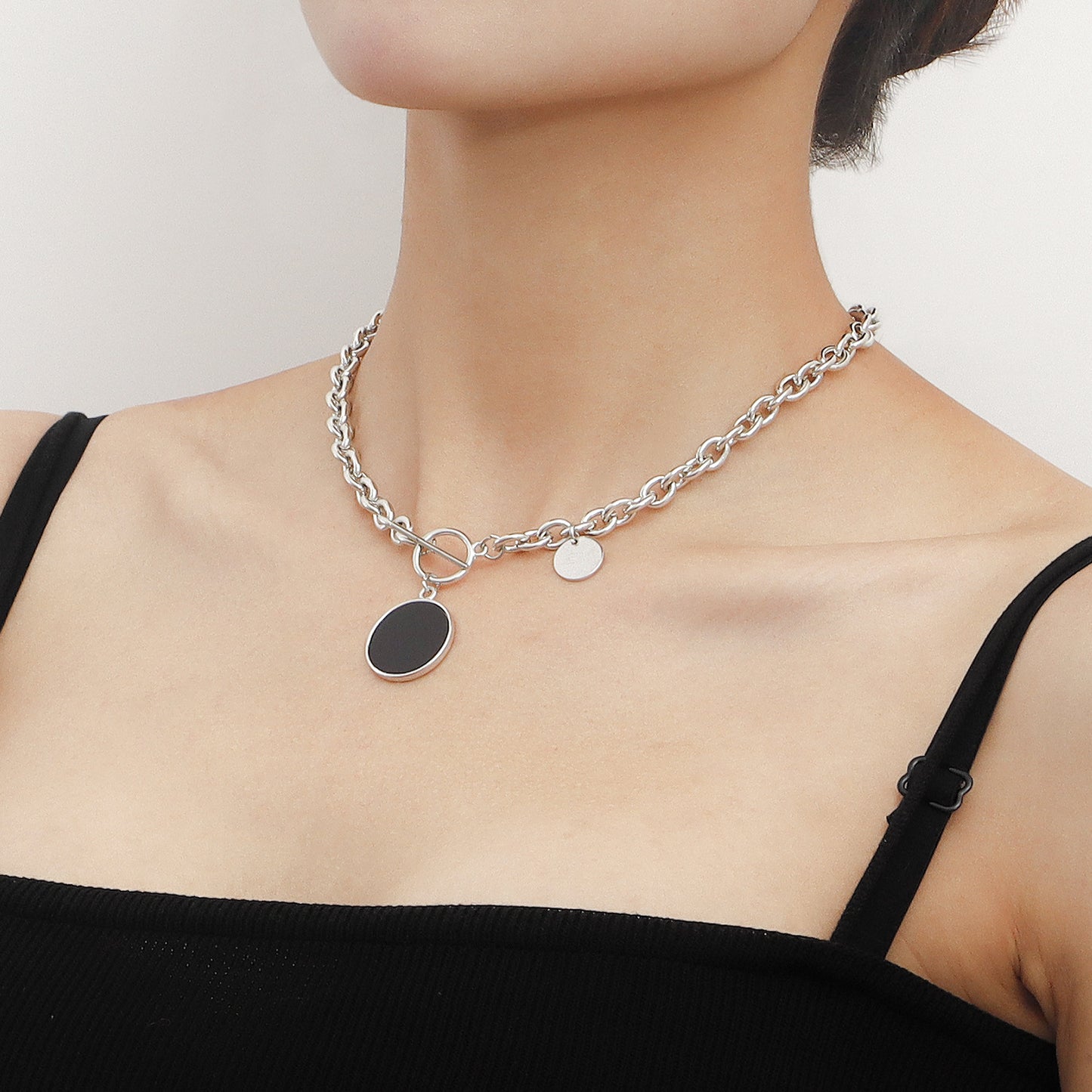 Fashionable Geometric Black Mother-of-Pearl Pendant Necklace for Women Alloy Chain with Plating Finish Layered Clavicle Chain