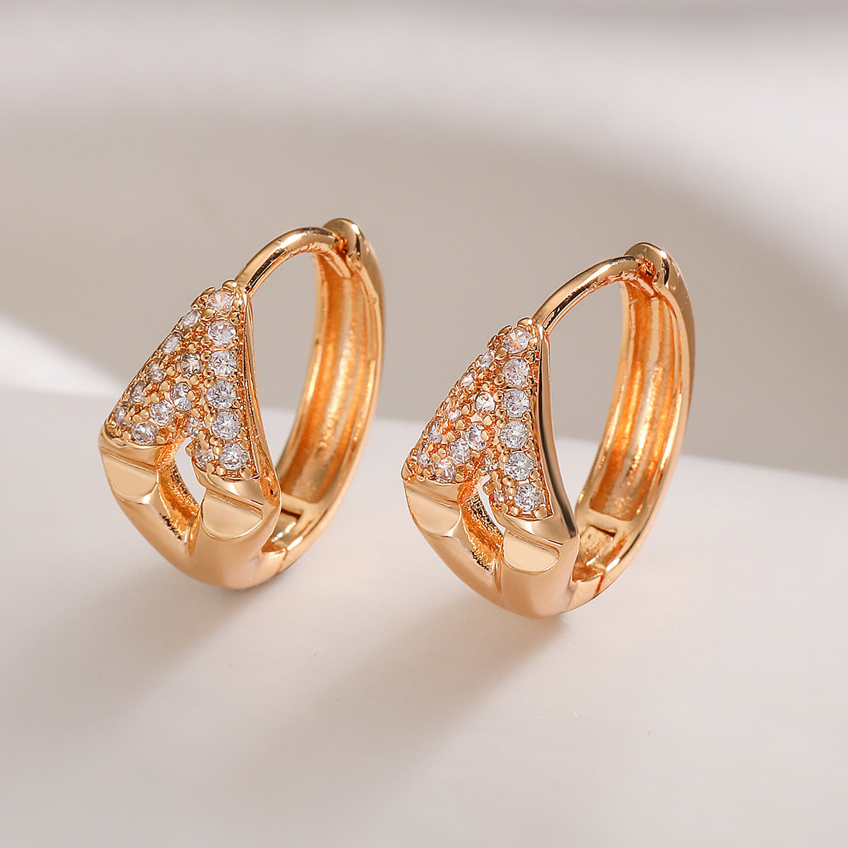 Orecchini a Cerchio Geometrici Minimalisti in Rame per Donna con Accenti in Zirconia Micro-Pave