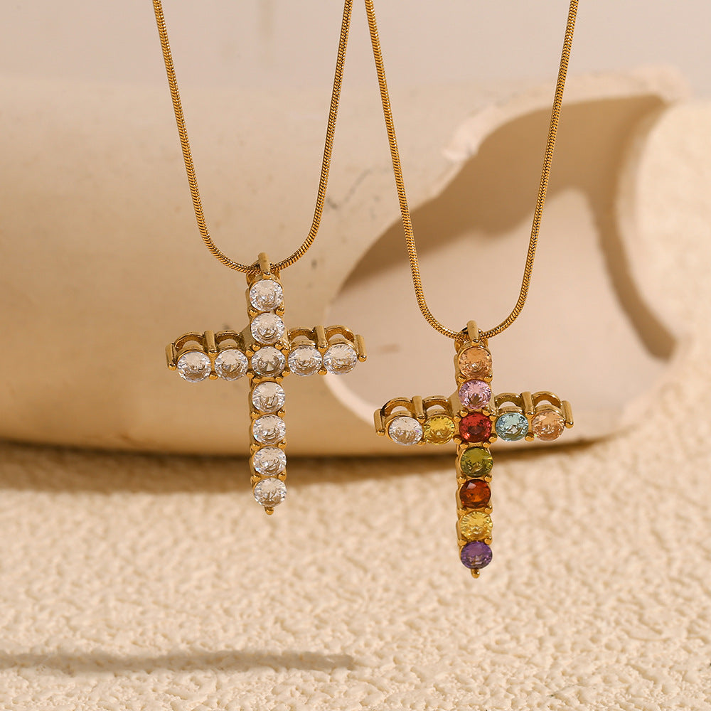 Collana con Ciondolo a Croce Minimalista alla Moda da Donna in Acciaio Inossidabile Placcato Oro 18K e Intarsio di Strass Colorati su Catena Serpentina