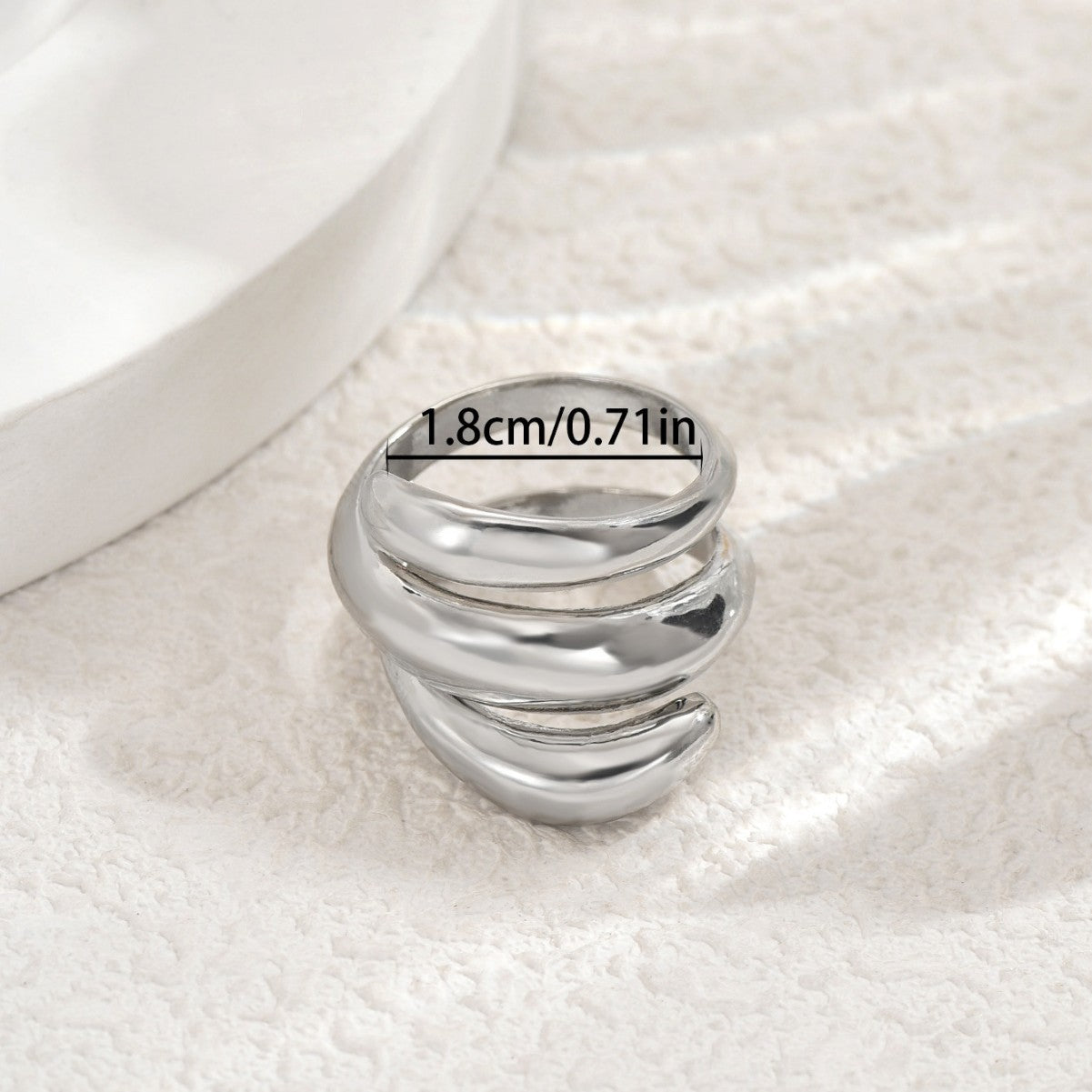 Anillo Abierto Geométrico para Mujer Hecho de Cobre con Acabado Chapado, Banda Apilable Minimalista y a la Moda