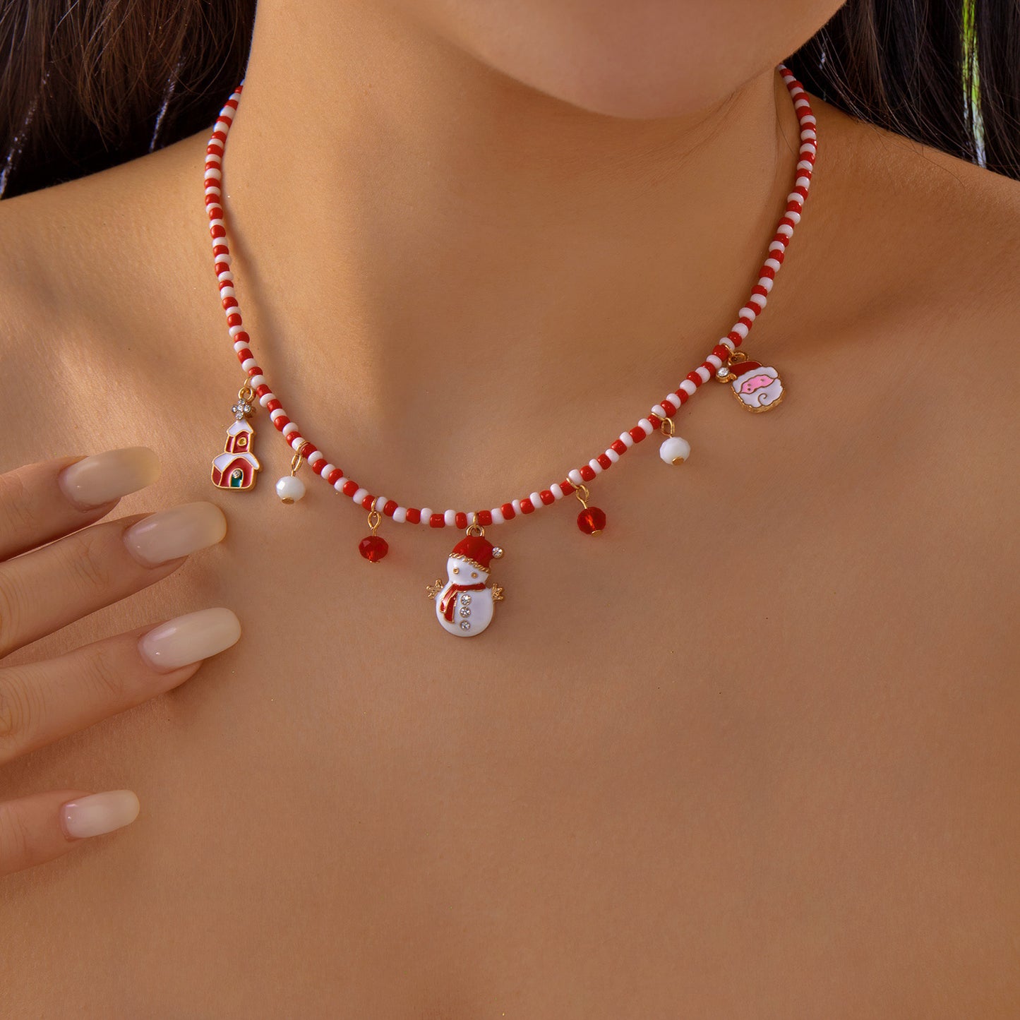 Collana in lega a tema natalizio con ciondolo a forma di Babbo Natale, campanella, casa innevata e fiocco di neve in stile festivo