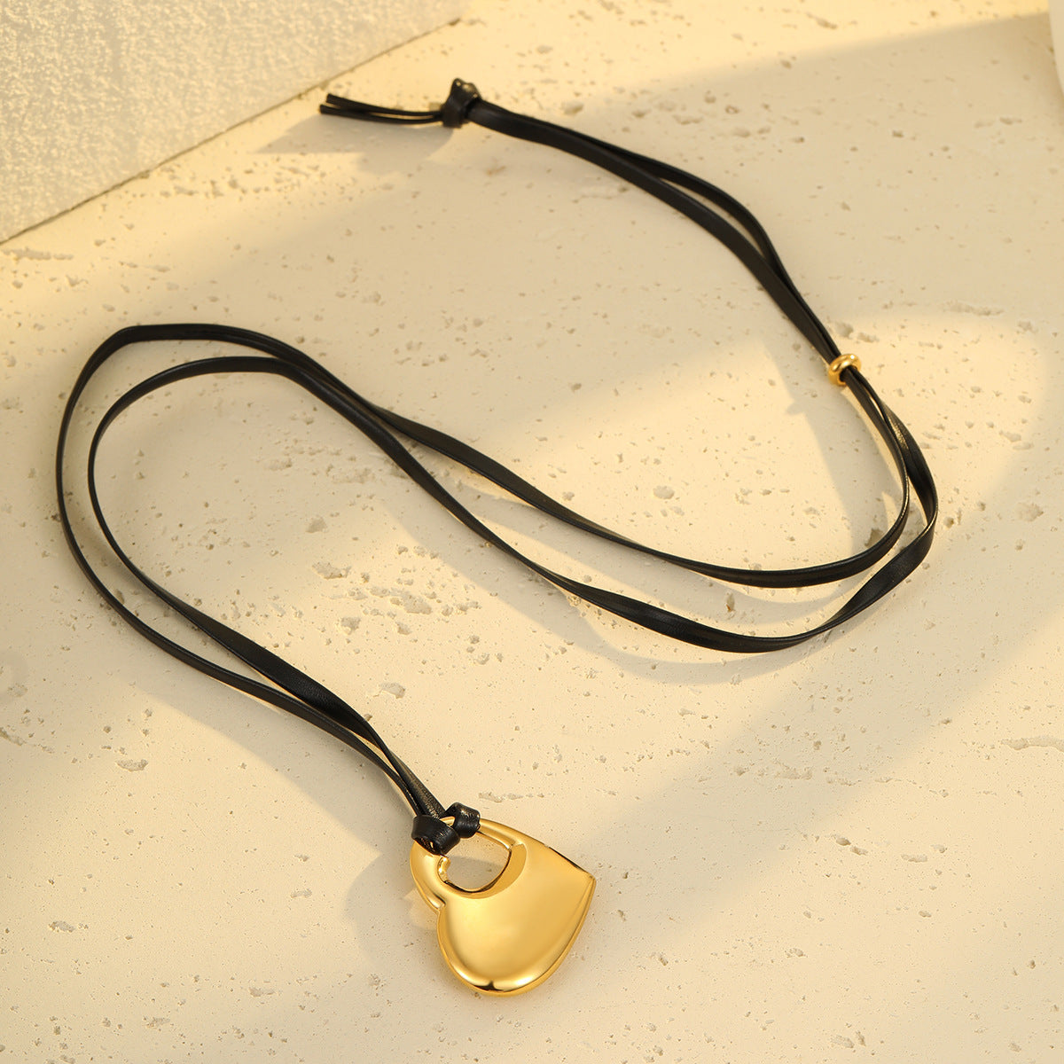 Elegante collar con colgante de corazón hueco para mujer en acero inoxidable con acabado chapado