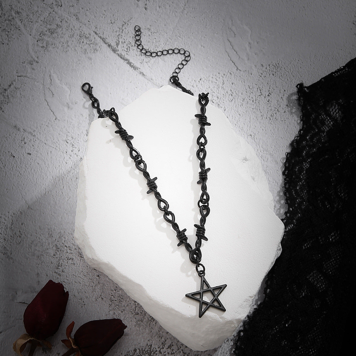Collar con colgante de estrella de cinco puntas de estilo dulce y moderno para mujer con cadena de aleación de forma geométrica y acabado galvanizado