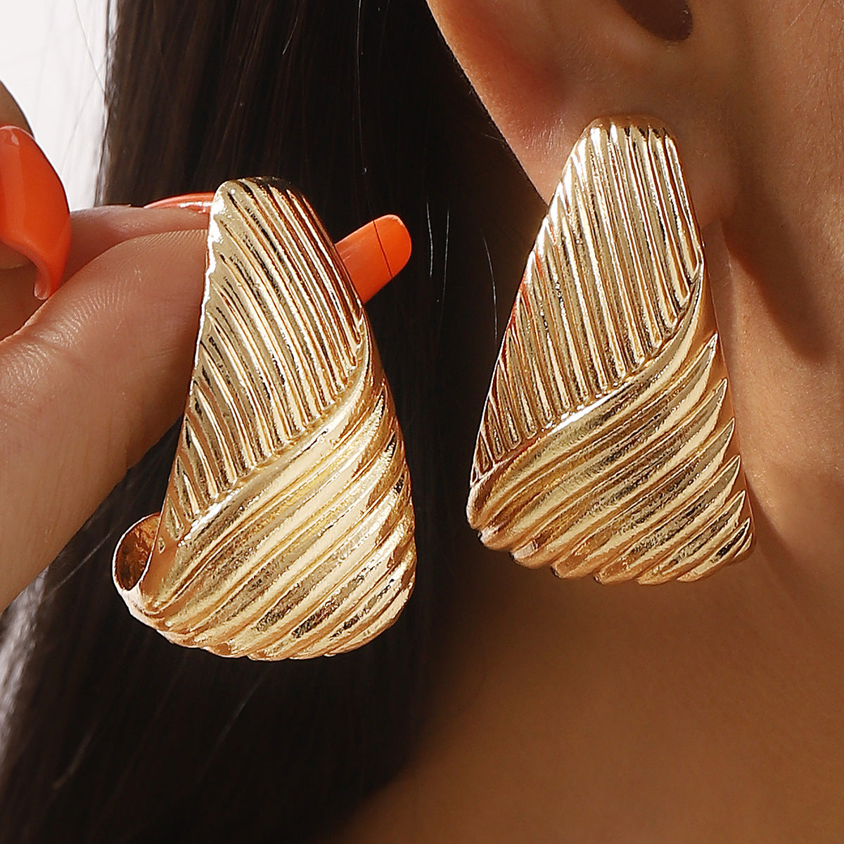 Pendientes de aleación geométricos irregulares minimalistas para mujer con superficie texturizada y acabado galvanizado