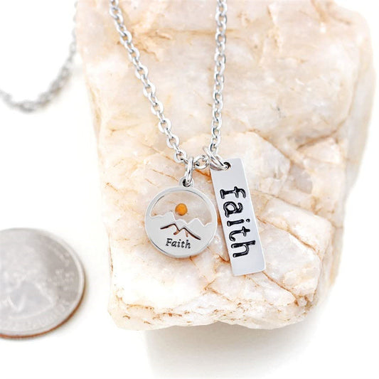 Collana con Ciondolo Geometrico Rotondo Minimalista "Fede" in Acciaio Inossidabile con Charme in Acciaio al Titanio e Finitura Elettroplaccata