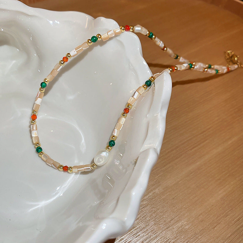 Collana Sweet Dopamine con perle barocche in lega di zinco con finitura placcata e ciondolo geometrico, delicata catena a clavicola da donna