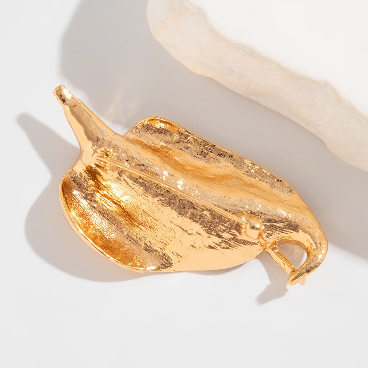 Broche Minimalista de Aleación en Forma de Hoja para Mujer con Acabado Chapado y Diseño Botánico Realista en 3D