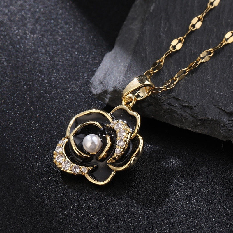 Collana con Pendente Minimalista a Camelia in Acciaio al Titanio con Intarsio di Strass e Placcatura in Oro su Catena a O per Uso Unisex