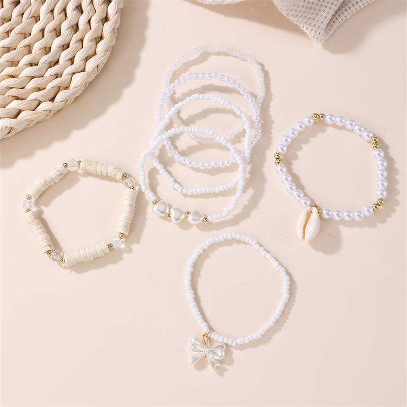 Braccialetto in stile bohémien minimalista con perle finte a forma di cuore e stella in argilla polimerica bianca per bambini