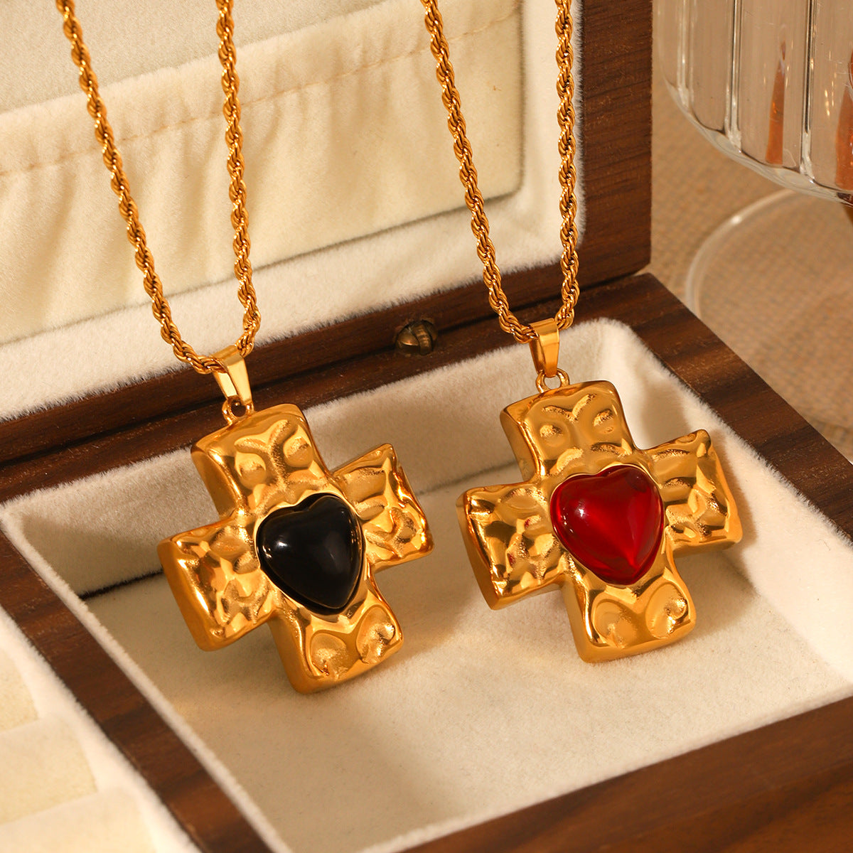 Collana con Pendente Minimalista a Croce e Cuore in Acciaio Inox con Texture Martellata, Intarsio di Strass e Catena Ritorta da Donna