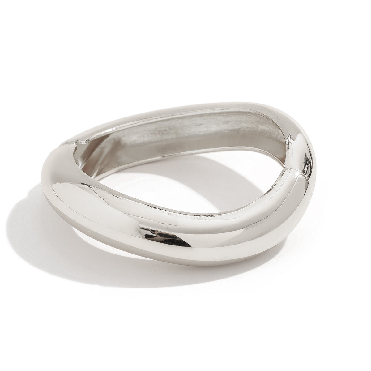 Bracciale rigido geometrico aperto da donna con finitura in lega lucida e superficie placcata