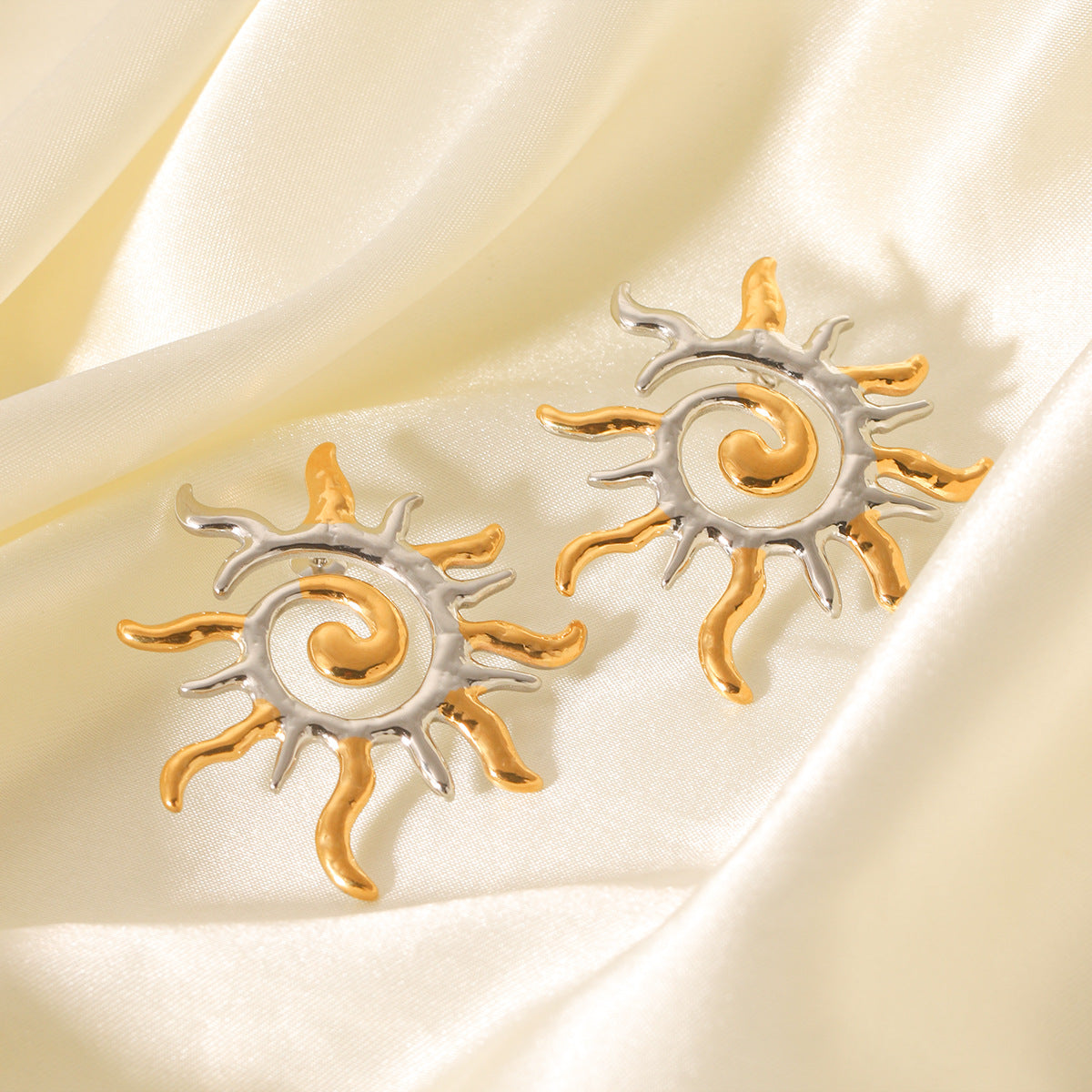 Orecchini da donna minimalisti geometrici a forma di sole in acciaio inossidabile placcati oro 18 carati