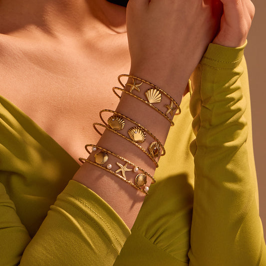 Bracciale estivo alla moda a tema oceanico con motivi a stelle marine e conchiglie, in acciaio inossidabile placcato oro 18K da donna
