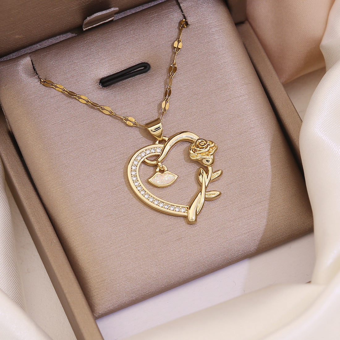 Fashionable Heart-Shaped Copper Pendant Necklace with 18K Gold Plating for Women
