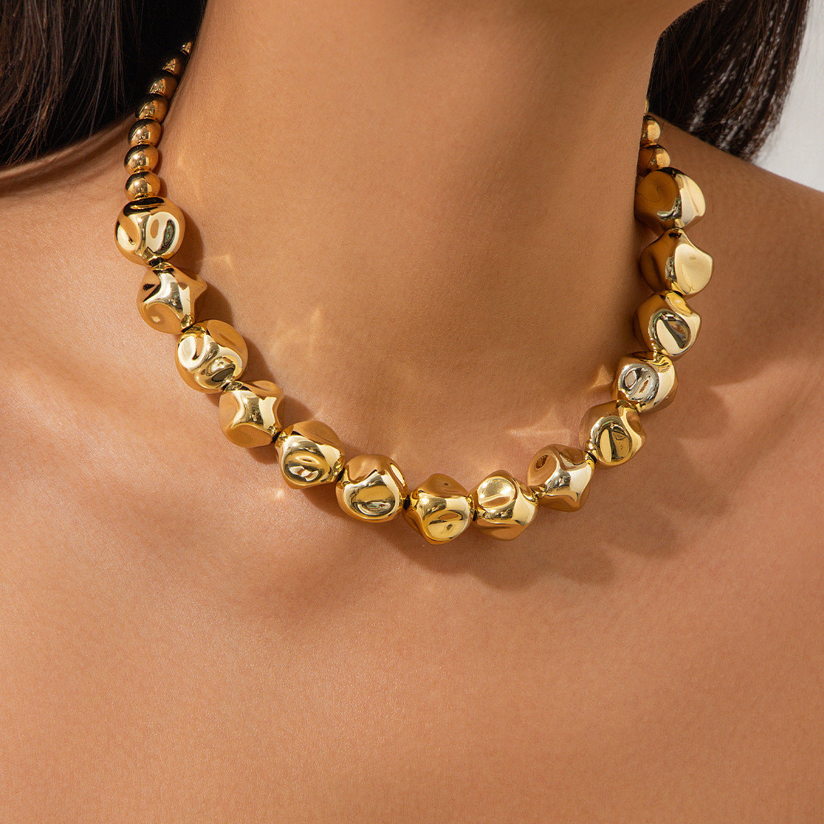 Collana da donna con clavicola geometrica testurizzata, pendente in lega con finitura galvanica e dettagli esagonali