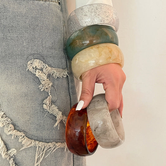 Bracciale Instagram Style in Acrilico Traslucido Sfumato da Donna con Fascia Irregolare Asimmetrica Larga e Rotonda