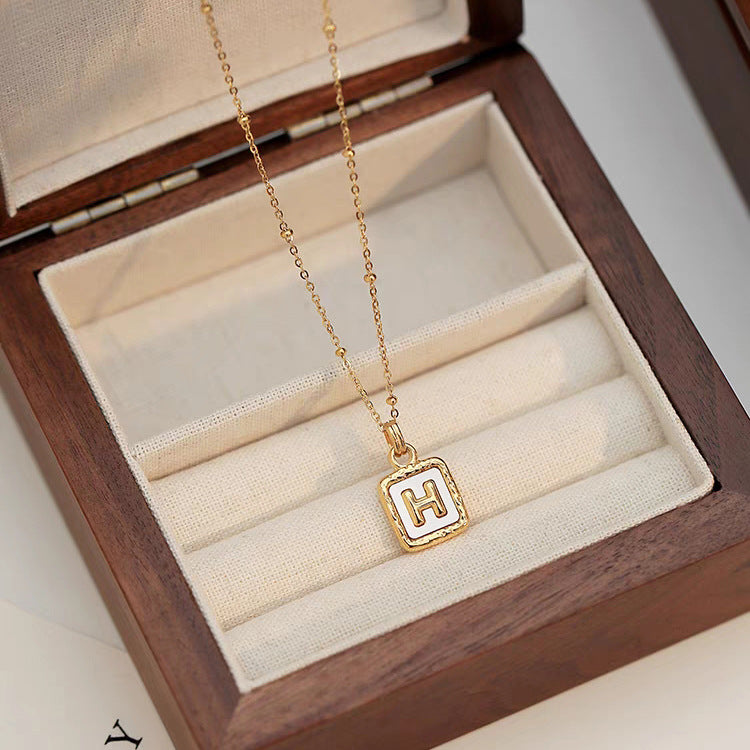 Collar con dije de letra H minimalista para mujer en acero de titanio con chapado en oro, cadena O, diseño geométrico