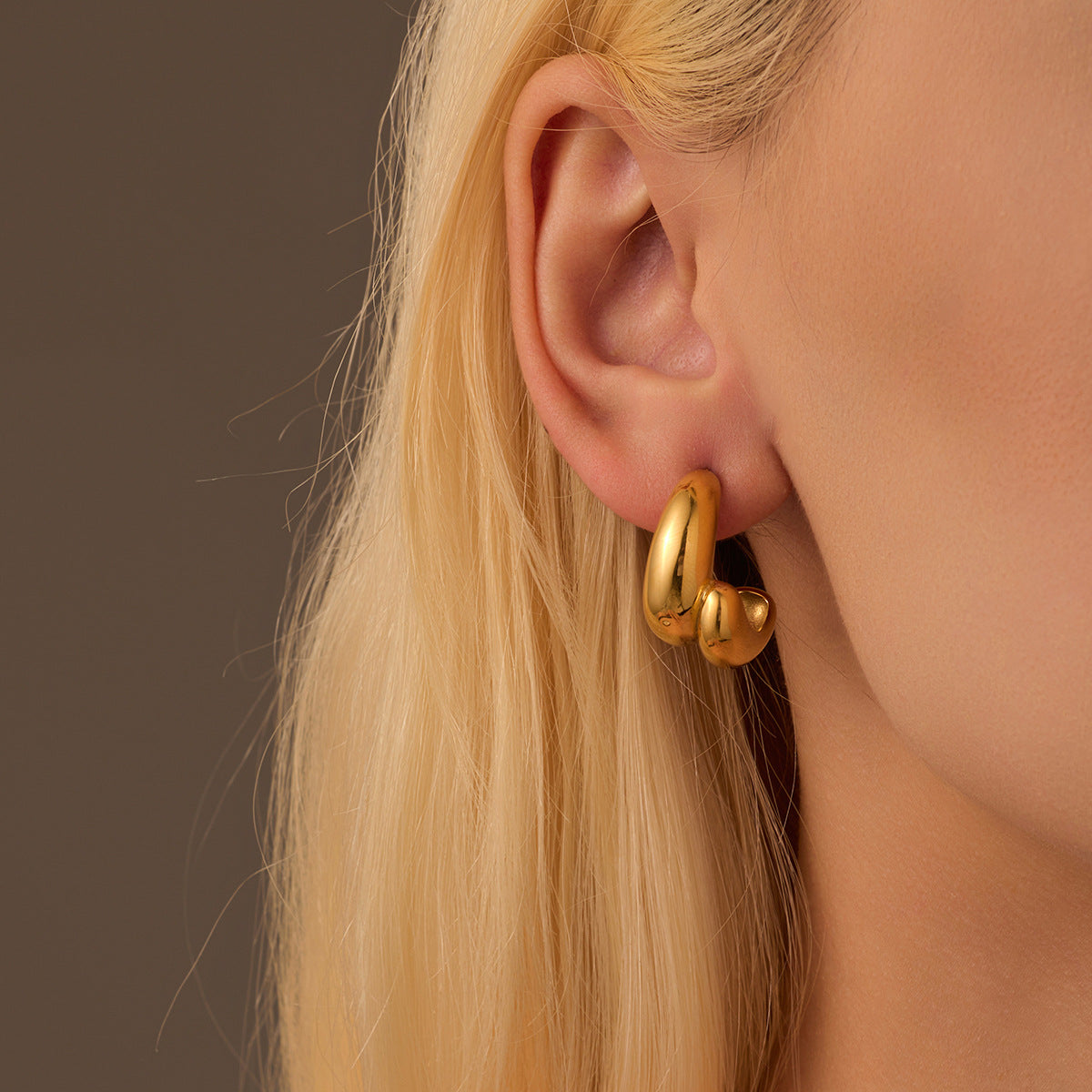 Aretes minimalistas huecos en forma de C de acero inoxidable con baño de oro de 18 quilates para mujer