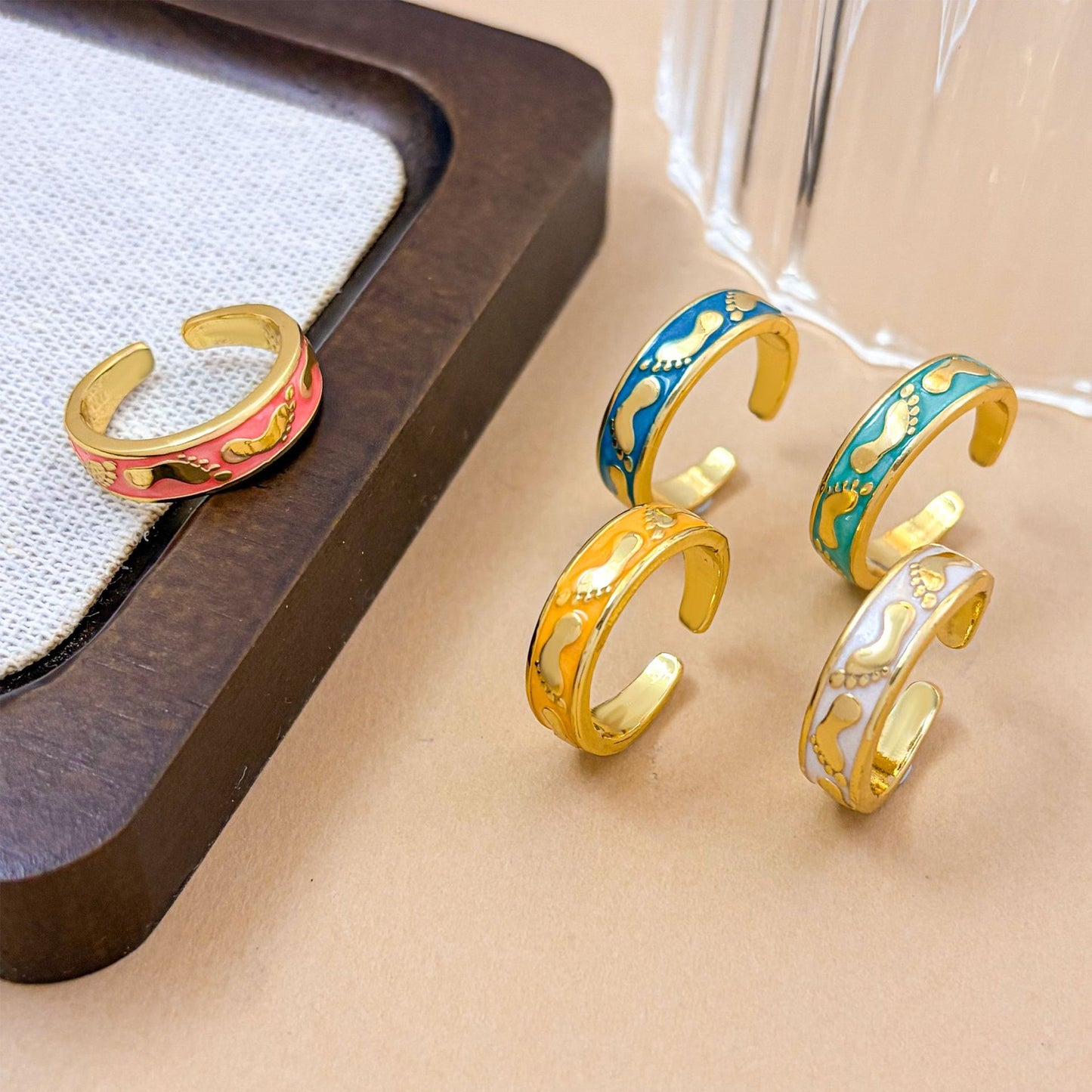 Anello aperto da donna placcato oro con smalto e piedino in stile fumetto