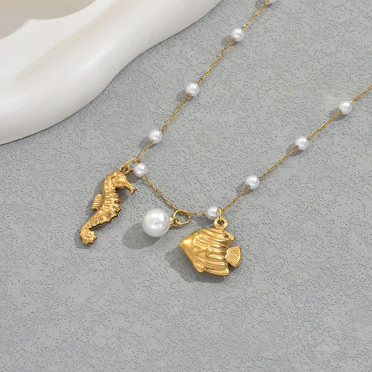 Collar con colgante de caballito de mar geométrico para mujer en cobre con incrustaciones de perlas, joyería de moda inspirada en el océano