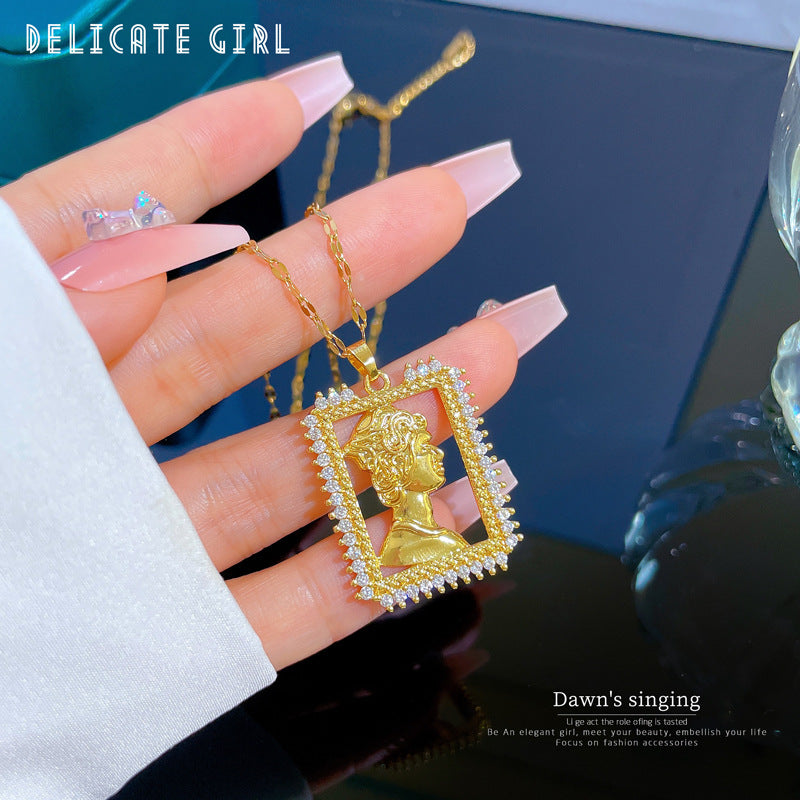 Collana da donna con ciondolo esotico geometrico in acciaio al titanio, con intarsio di zirconi e delicata catena per clavicola