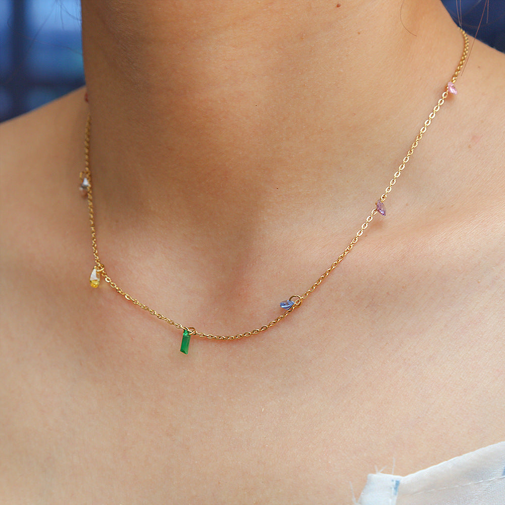 Collana da donna a forma di U minimalista con strass arcobaleno in acciaio inossidabile, finitura placcata e catena a O